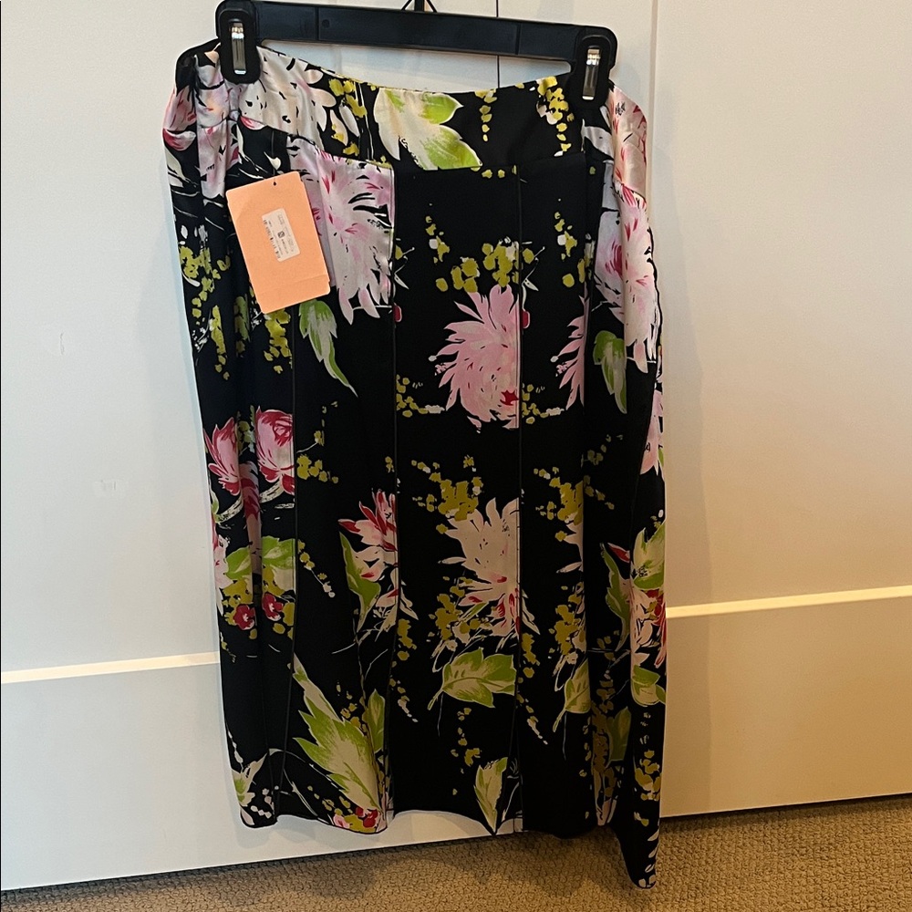 Elegant Floral Pencil Skirt in Black by [Brand]